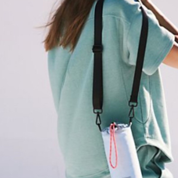 Free People Movement Bottle sling NEW - Picture 2 of 6